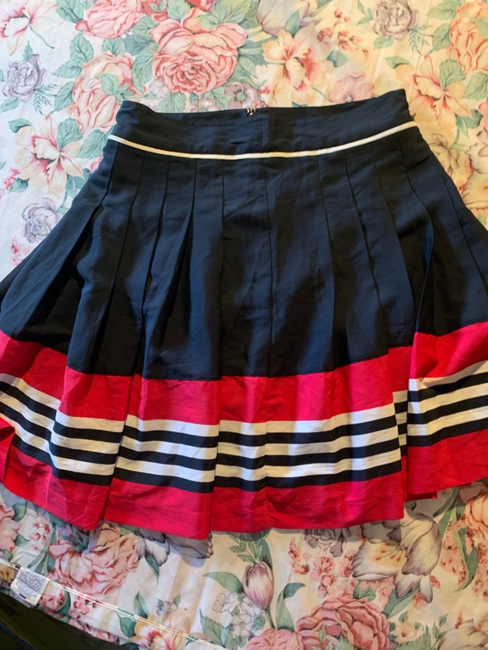 Tommy Hilfiger Pleated Black and Red Stripe Women'sKnee length Skirt Size 2